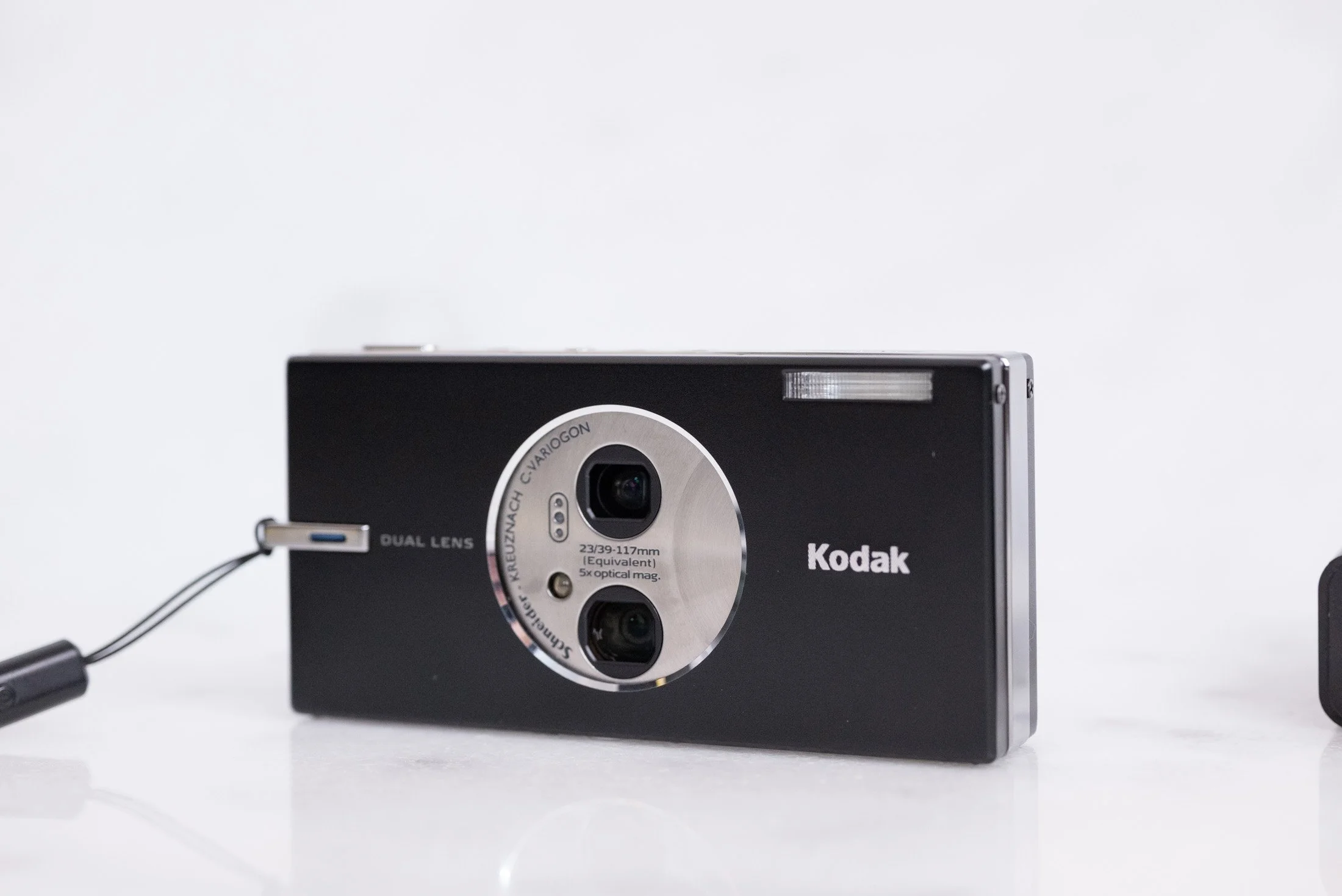 Kodak Easy Share V570 Dual Lens Digicam with SD Card and Batteries